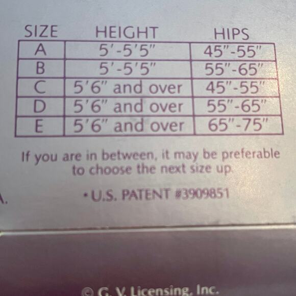 Gloria Vanderbilt Daysheer  Sandalfoot Pantyhose Size:  D, Color:   Taupe C-13 - Picture 6 of 12